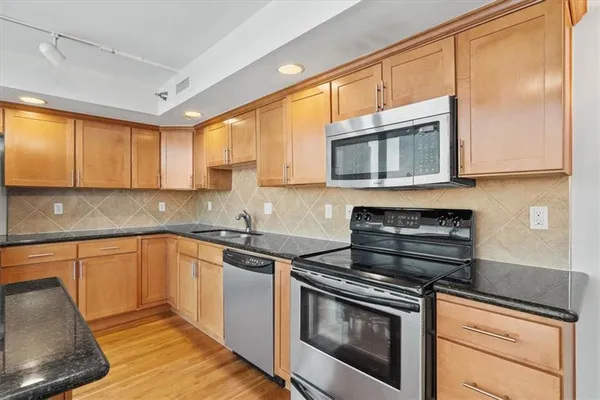 $195,000 | 600 Admiral Boulevard, Unit 904, Kansas City, MO 64106