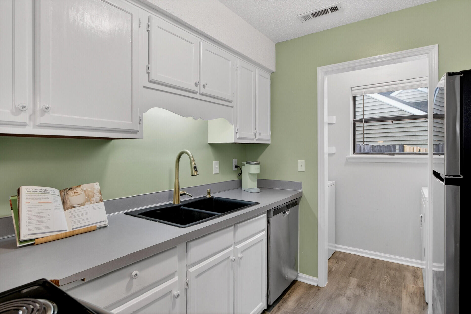 105 Traders Station Road Summerville, SC 29486 - Photo 13 of 40 Kitchen