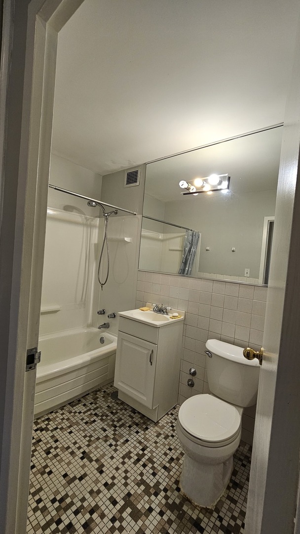 6300 North Sheridan Road, Unit 107 Chicago, IL 60660 - Photo 15 of 27 Gallery Image 15