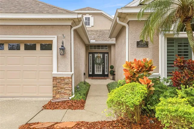 a view of livingroom with furniture and windows