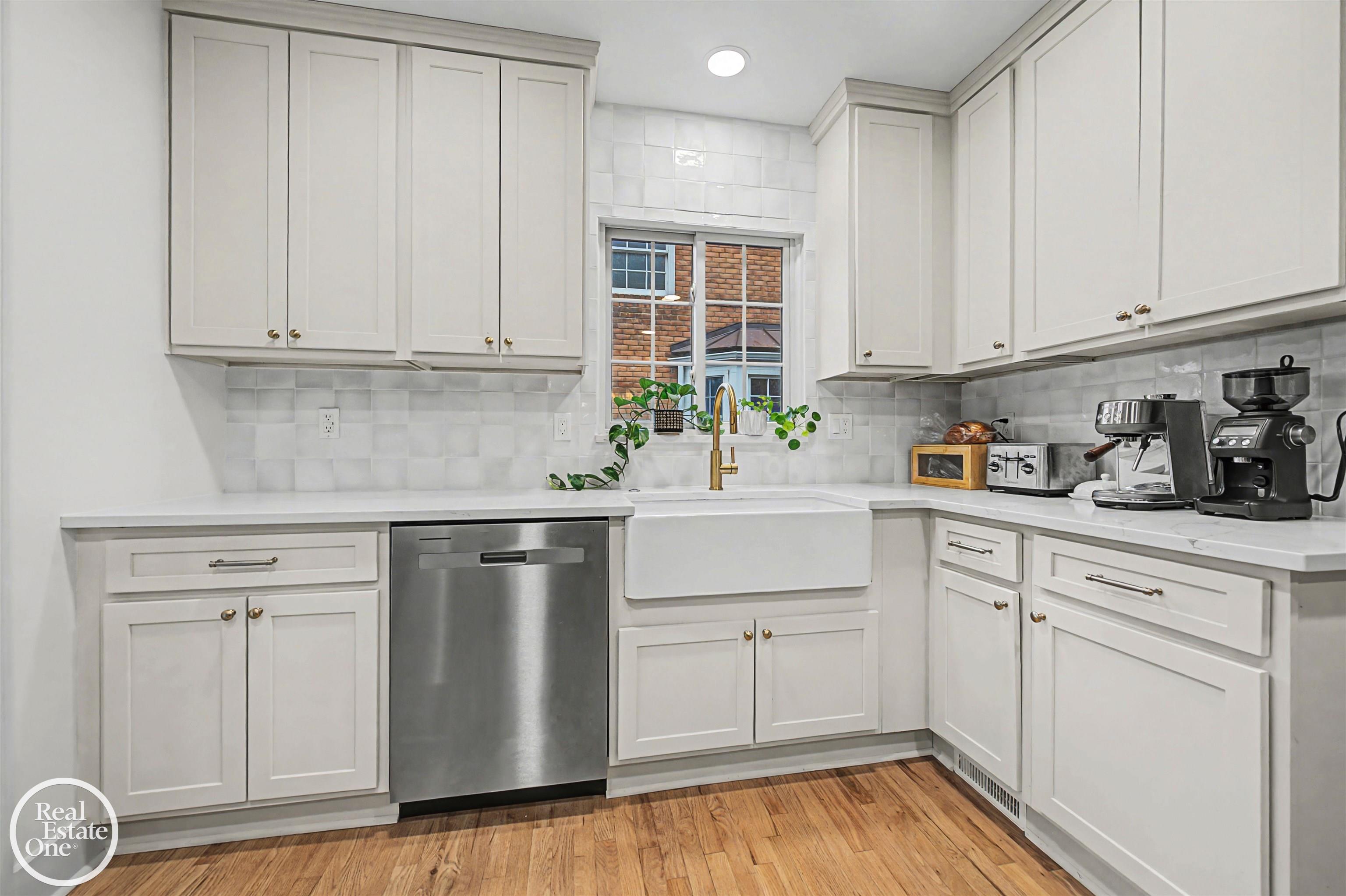 256 Fisher Road Grosse Pointe, MI 48230 - Photo 6 of 30 50200020-32830a95-dede-4067-90ad-ade30c063a18.JPG