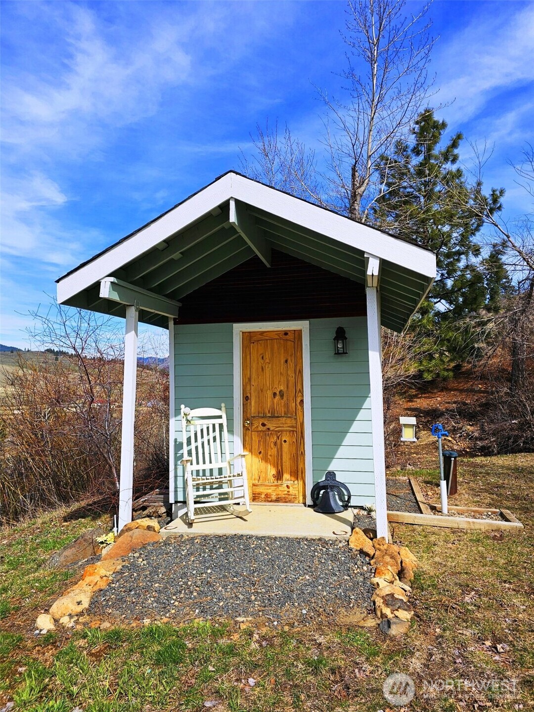 2080 Bettas Road Cle Elum, WA 98922 - Photo 29 of 31 a front view of a house with garden