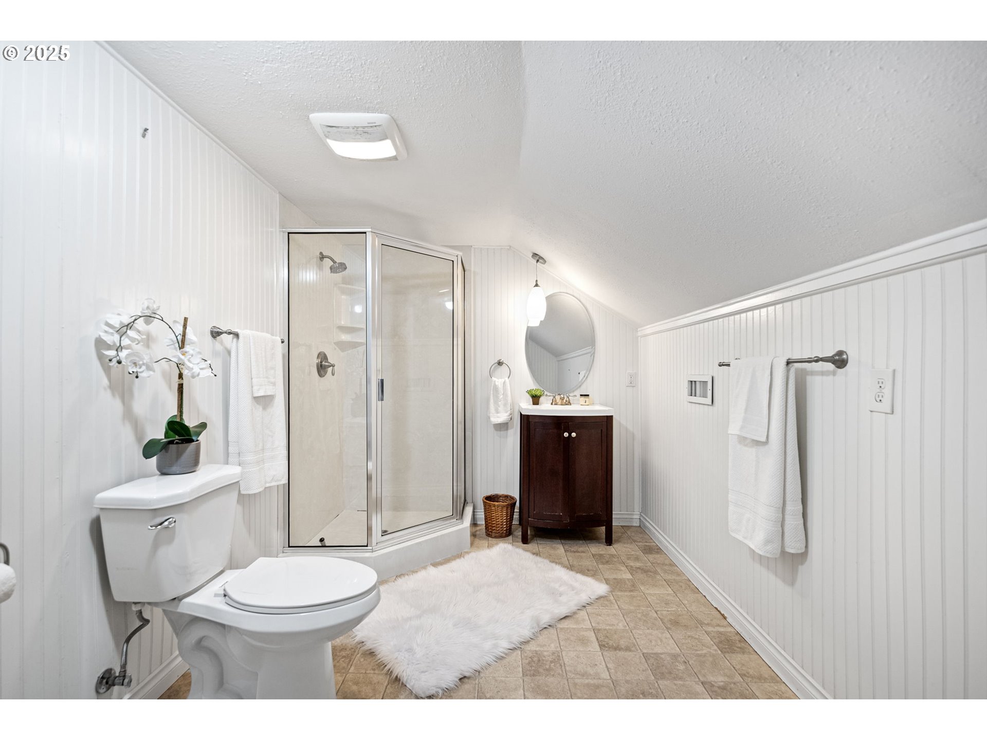 84020 Brown Road Dexter, OR 97431 - Photo 23 of 48 a bathroom with a toilet a sink and shower