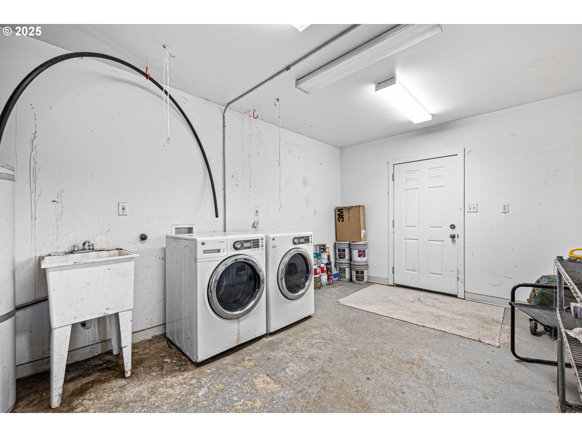 84020 Brown Road Dexter, OR 97431 - Photo 26 of 48 a utility room with dryer and washer