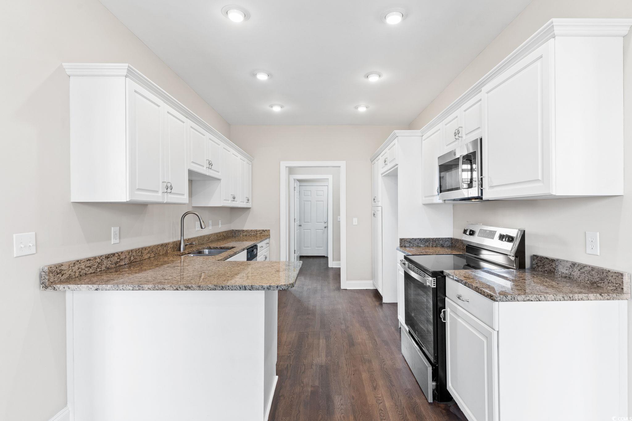 446 Sterling Drive Florence, SC 29501 - Photo 14 of 40 Kitchen with kitchen peninsula, dark hardwood / wo