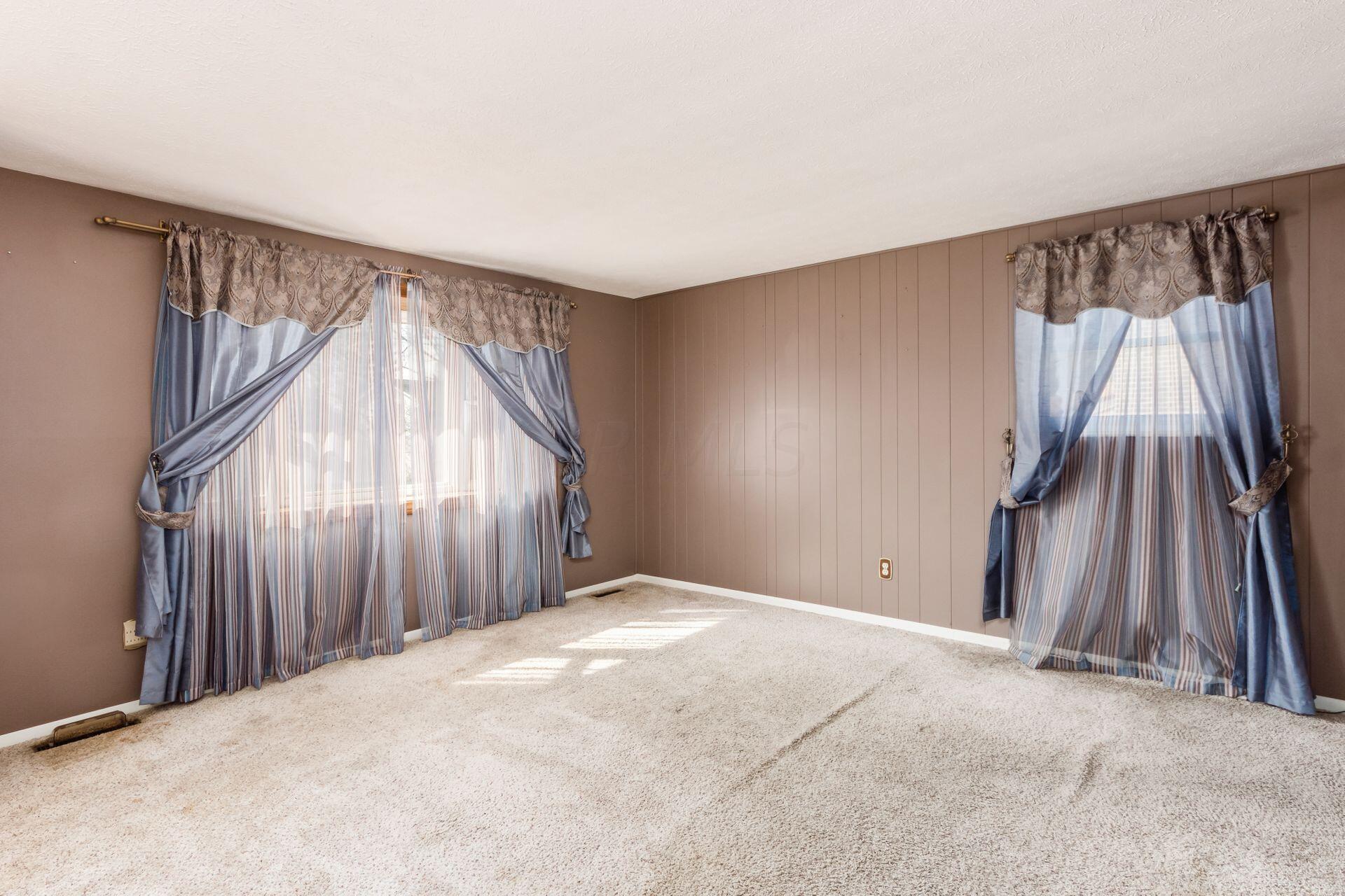 3880 Lynward Road Columbus, OH 43228 - Photo 6 of 34 Living Room