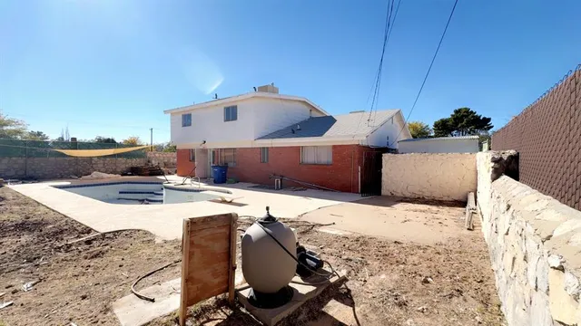 a view of a house with backyard