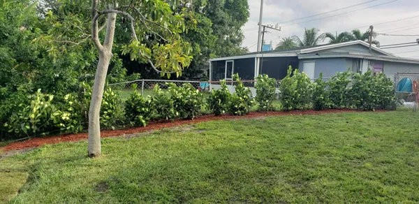 a view of a house with backyard and garden