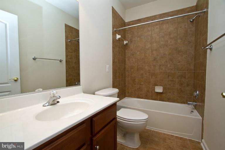 42603 Highgate Terrace, Unit 5I Ashburn, VA 20148 - Photo 19 of 21 Bath