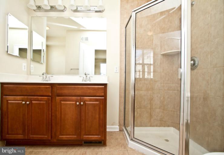 42603 Highgate Terrace, Unit 5I Ashburn, VA 20148 - Photo 5 of 21 Bath (Master)