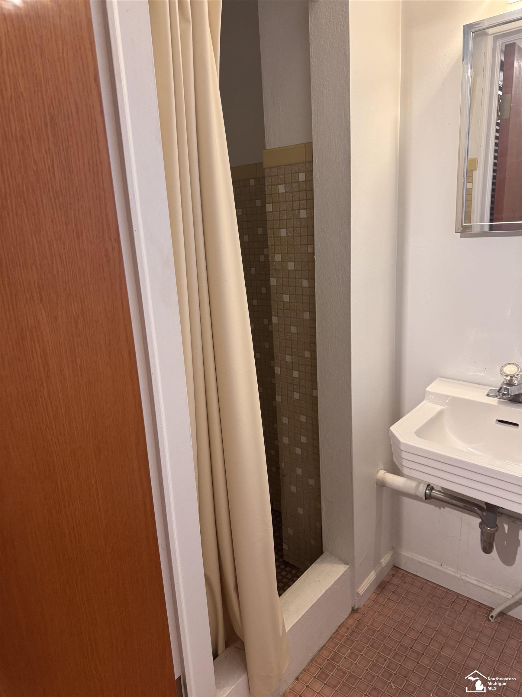 22980 Goddard Road Taylor, MI 48180 - Photo 14 of 41 3rd bathroom