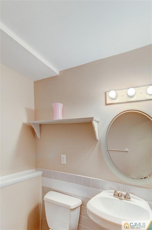 9 A Birch Drive Jackson, NJ 08527 - Photo 18 of 27 a bathroom with a toilet a sink and mirror
