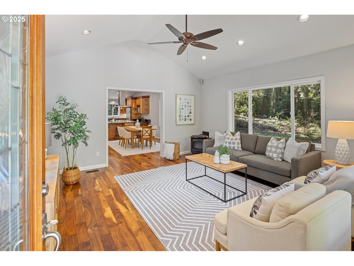 10905 Southwest Boones Ferry Road Portland, OR 97219 - Photo 7 of 48 Living Room/Entrance