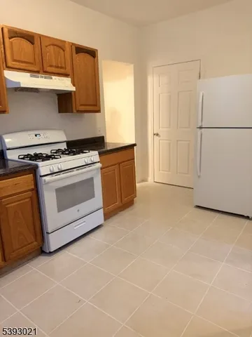 $1,800 | 403 South Clinton Street, East Orange, NJ 07018