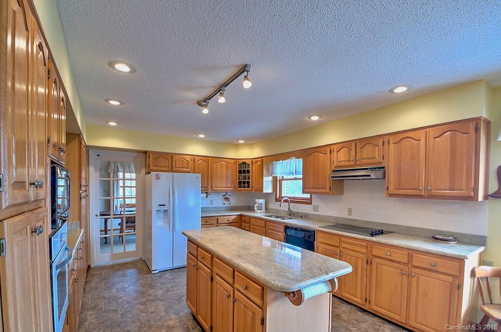 327 Rockledge Road, Unit 38 39 Spruce Pine, NC 28777 - Photo 5 of 36 Gallery Image 5