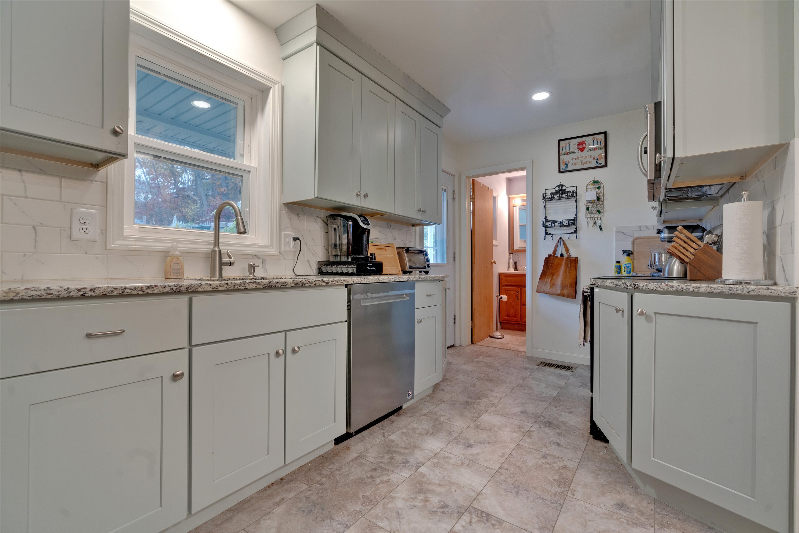 27 Pond Drive Manchester, NH 03103 - Photo 6 of 18