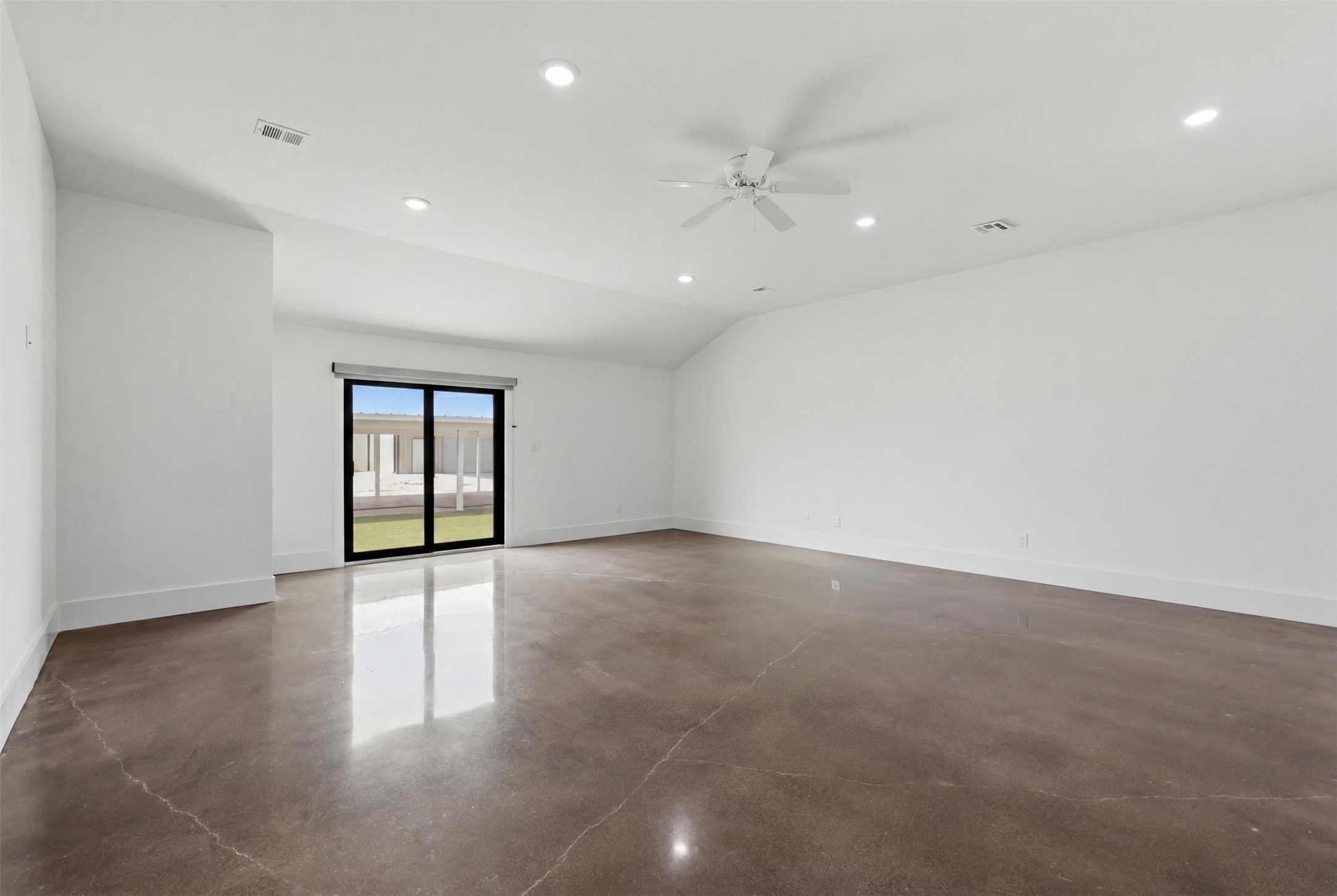 1589 County Road 252 Anderson, TX 77830 - Photo 18 of 50 an empty room with windows and ceiling fan