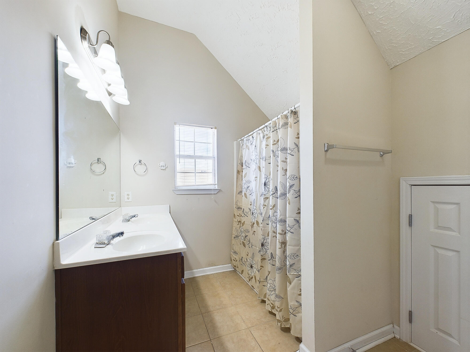487 Tropical Way Freeport, FL 32439 - Photo 18 of 21 Primary Bathroom