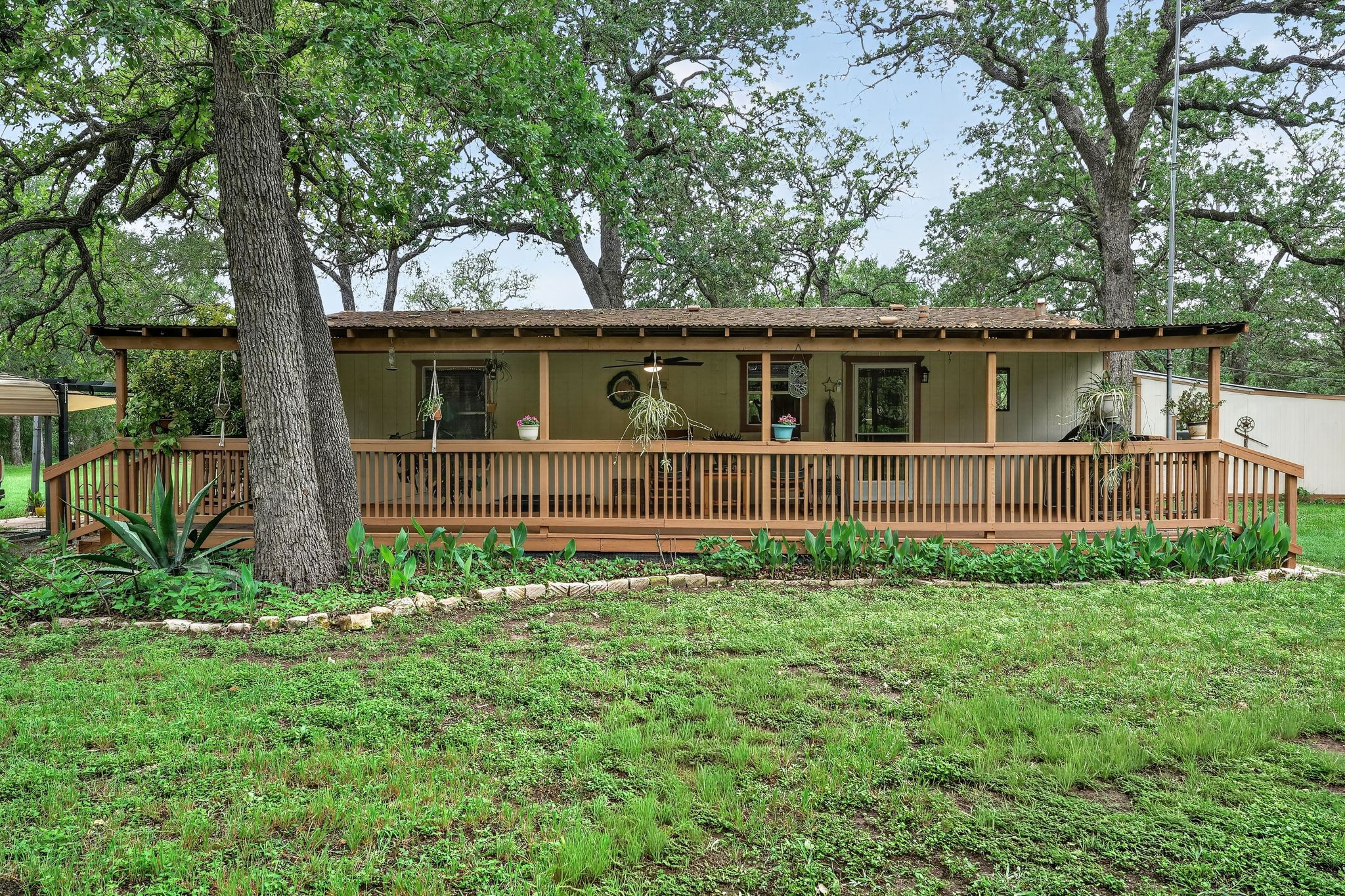 a view of a house with a backyard