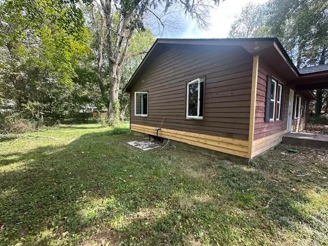 a view of a house with a yard