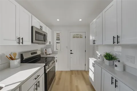 a view of empty room with wooden floor and ceiling fan