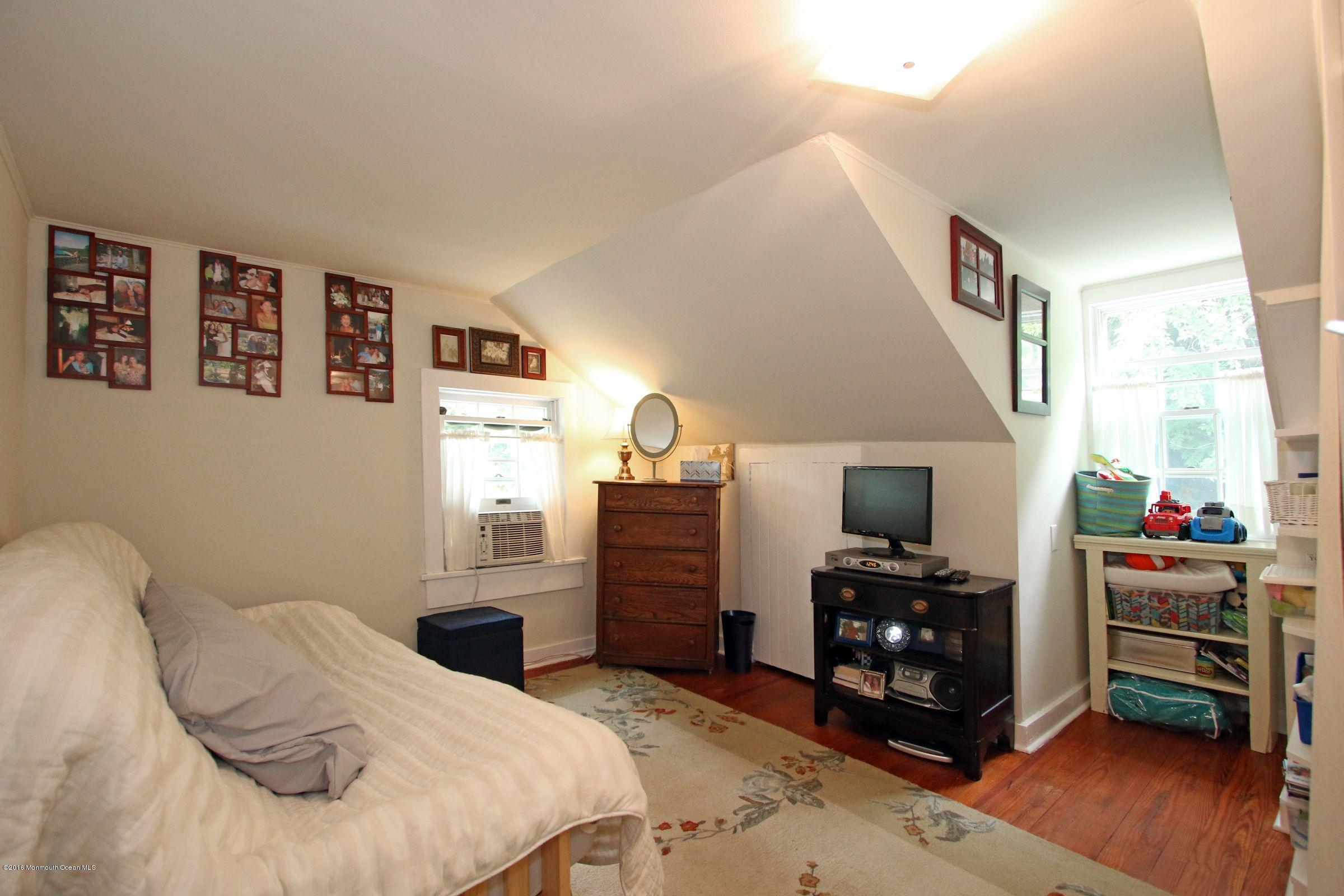 94 Oak Hill Road Red Bank, NJ 07701 - Photo 14 of 26 3rd bedroom