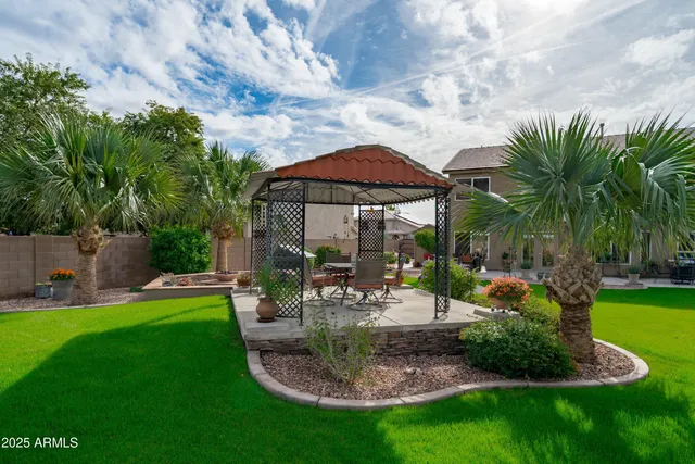 a view of a back yard of the building