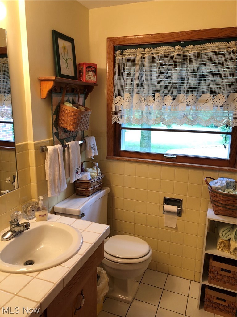 1934 Conwill Road Stow, OH 44224 - Photo 17 of 32 Full bath on second floor has ceramic walls and flooring. There is a tub/shower also.