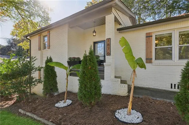 a view of a yard in front of house