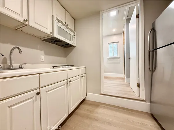 $7,500 | 24204 Calvert Street, Woodland Hills, CA 91367