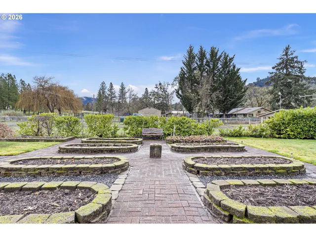 $775,000 | 692 Echo Drive, Roseburg, OR 97470