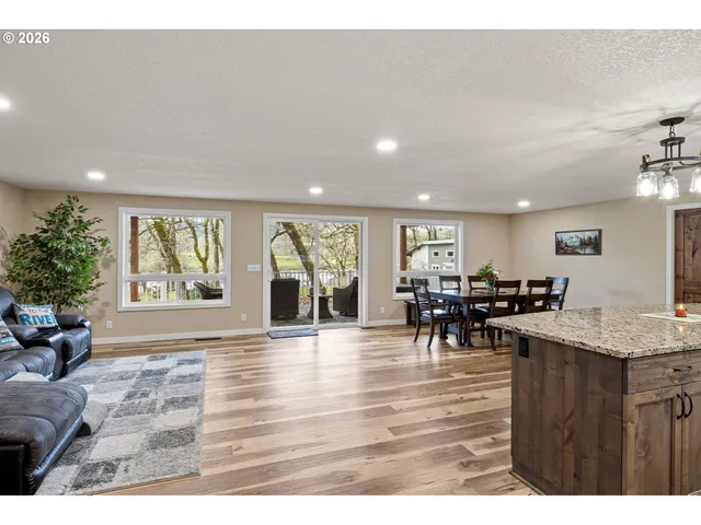 $775,000 | 692 Echo Drive, Roseburg, OR 97470