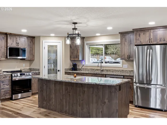 $775,000 | 692 Echo Drive, Roseburg, OR 97470