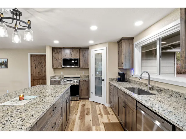 $775,000 | 692 Echo Drive, Roseburg, OR 97470