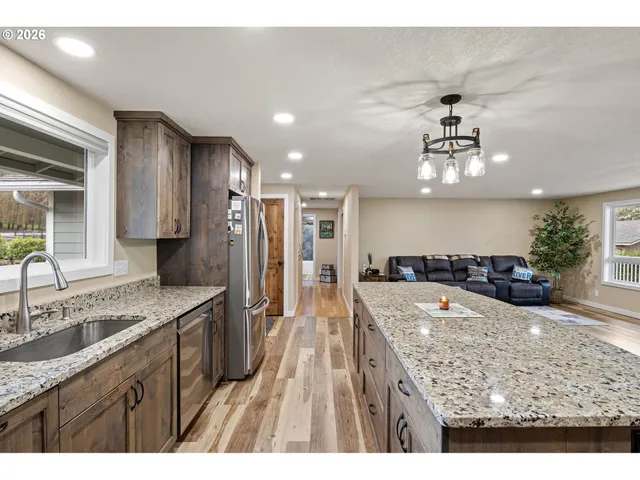 $775,000 | 692 Echo Drive, Roseburg, OR 97470