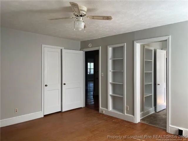 a view of empty room with a ceiling fan