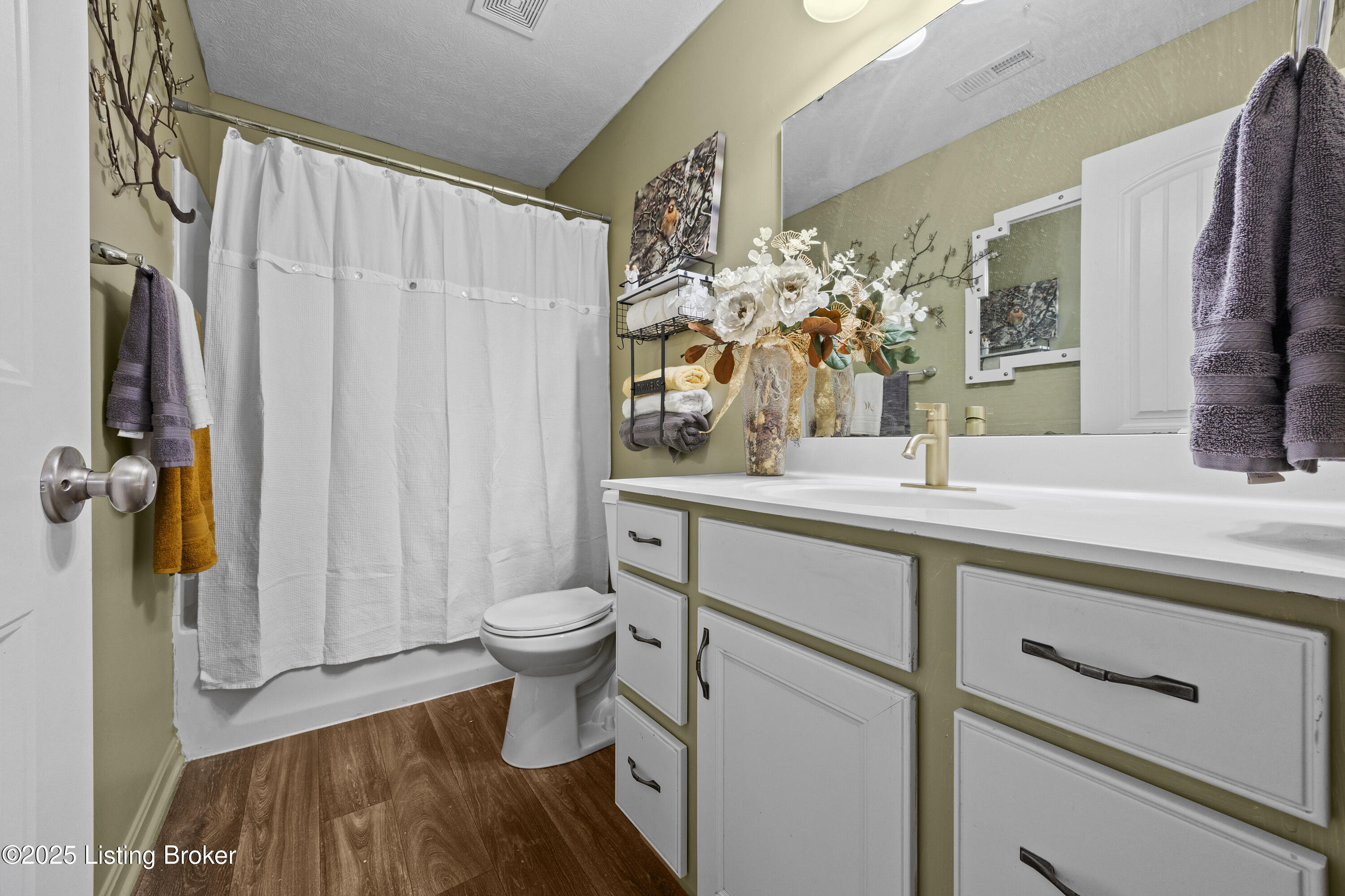 8500 Splendid Point Louisville, KY 40229 - Photo 21 of 39 Full Bathroom