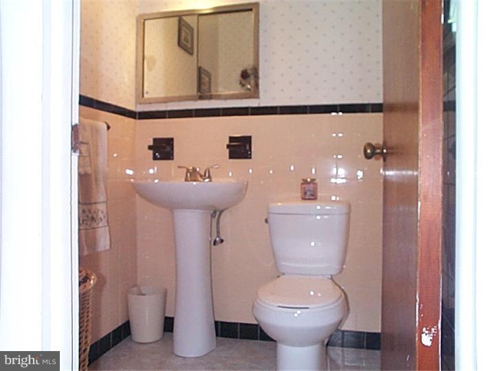 374 Heathcliffe Road Huntingdon Valley, PA 19006 - Photo 11 of 25 Master Bathroom