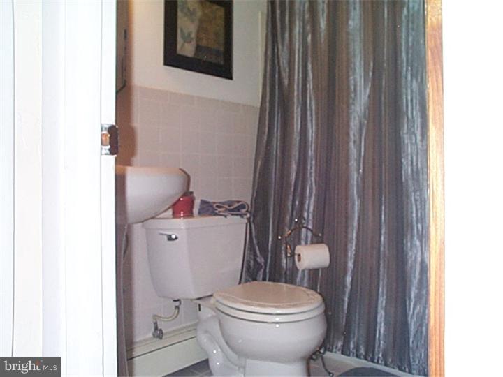 374 Heathcliffe Road Huntingdon Valley, PA 19006 - Photo 18 of 25 Bathroom