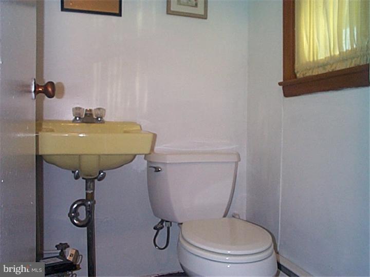 374 Heathcliffe Road Huntingdon Valley, PA 19006 - Photo 25 of 25 Half Bath