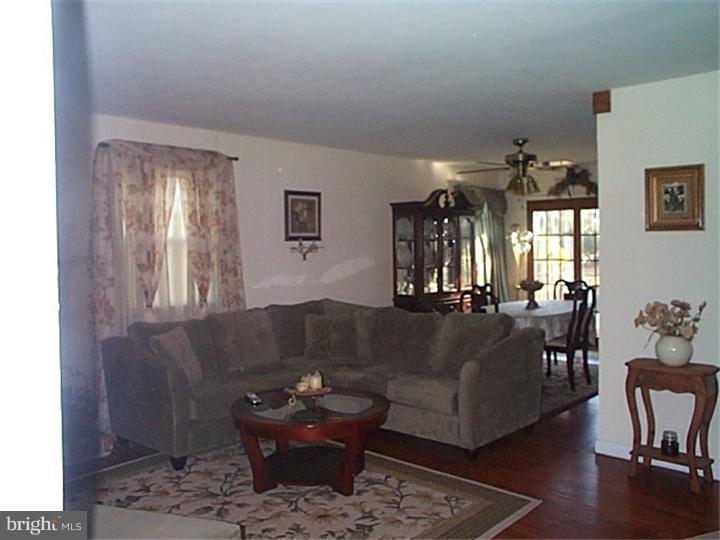 374 Heathcliffe Road Huntingdon Valley, PA 19006 - Photo 4 of 25 Living Room