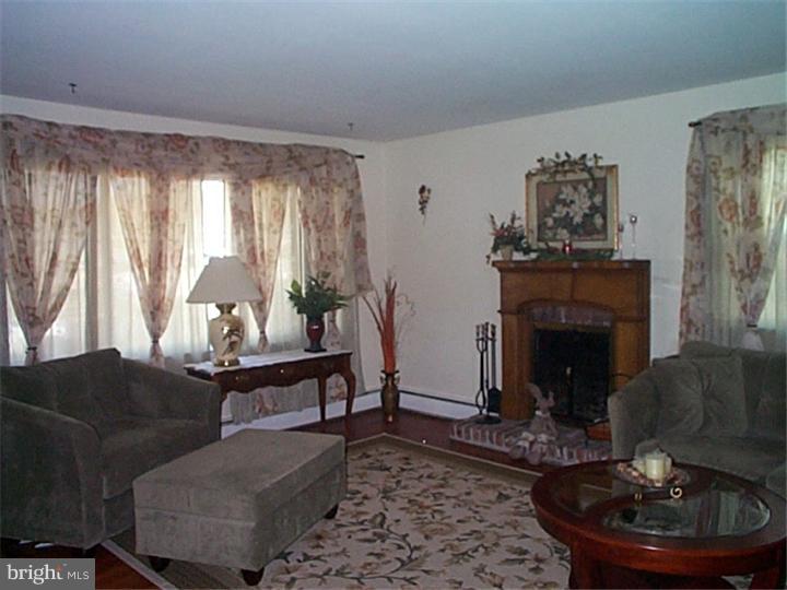 374 Heathcliffe Road Huntingdon Valley, PA 19006 - Photo 5 of 25 Living Room
