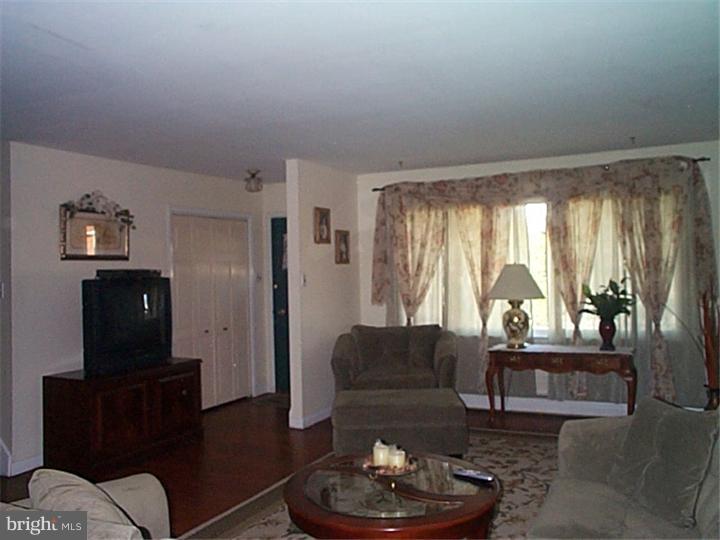 374 Heathcliffe Road Huntingdon Valley, PA 19006 - Photo 6 of 25 Living Room