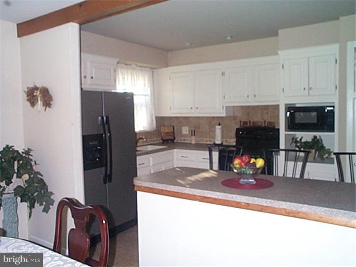 374 Heathcliffe Road Huntingdon Valley, PA 19006 - Photo 8 of 25 Kitchen