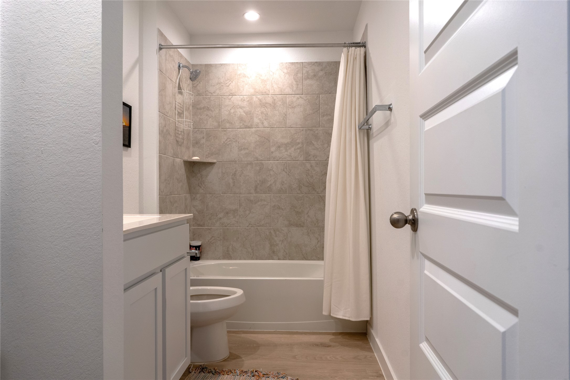 31811 Hallington Hl Lane Fulshear, TX 77441 - Photo 13 of 26 Second Full Bathroom