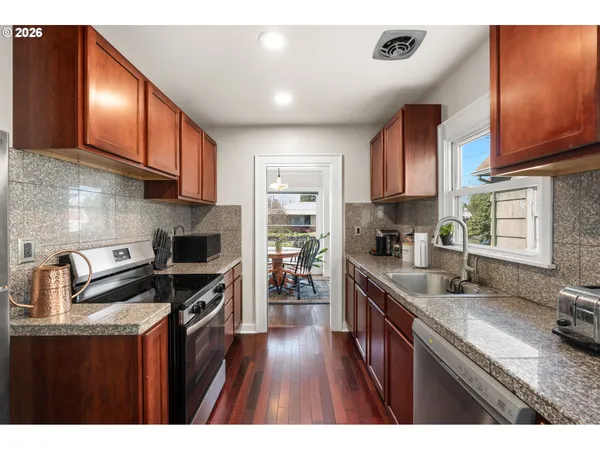 $525,000 | 7024 North Albina Avenue, Portland, OR 97217