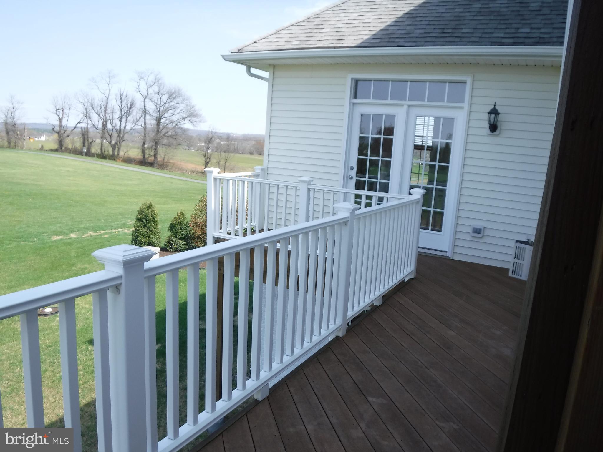 16721 Ivandale Road Hamilton, VA 20158 - Photo 17 of 30 Rear / Side deck