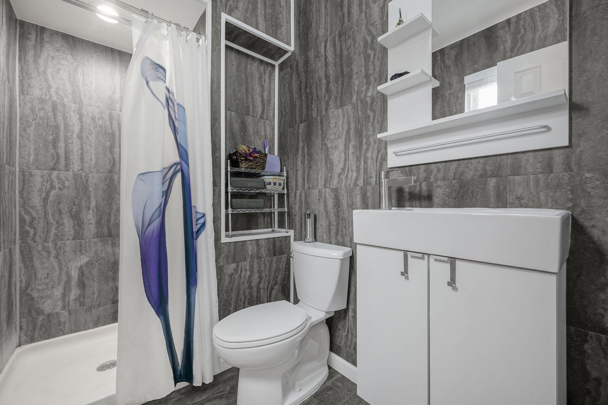 563 McCutcheon Road Columbus, OH 43230 - Photo 17 of 27 Primary ensuite!