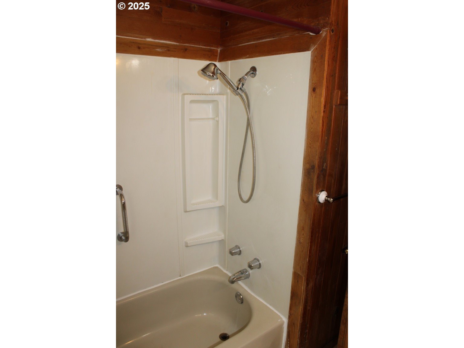1206 Southwest 24th Street Pendleton, OR 97801 - Photo 15 of 21 a bathroom with a bath tub
