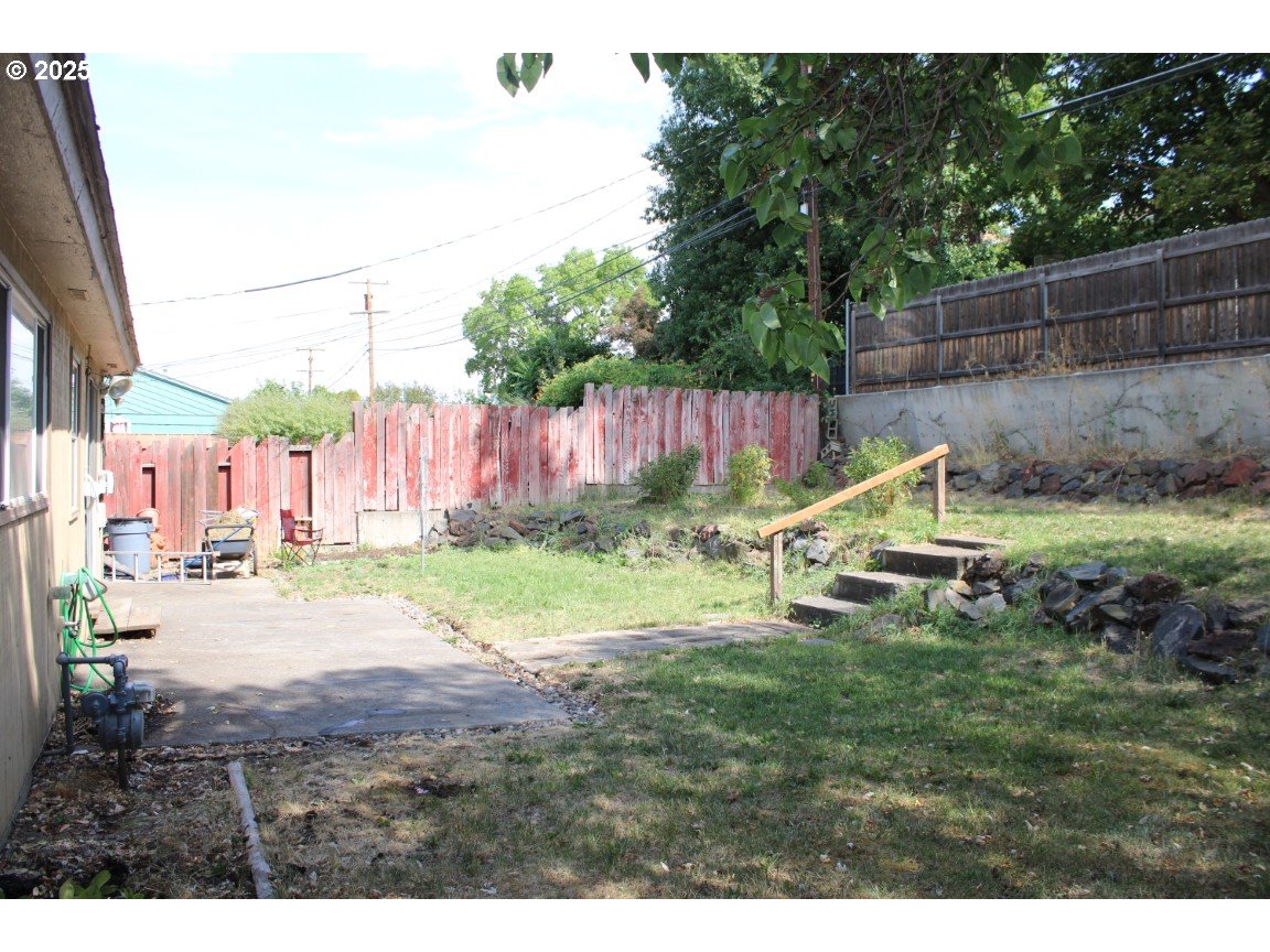 1206 Southwest 24th Street Pendleton, OR 97801 - Photo 21 of 21 a garden with wooden fence